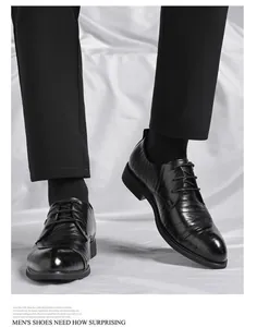 Nahaufnahme eleganter schwarzer Herren-Lederschuhe mit klassischem Schnürdesign