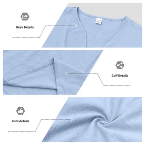 Vues détaillées du col, des poignets et de l'ourlet du t-shirt en lin bleu clair.