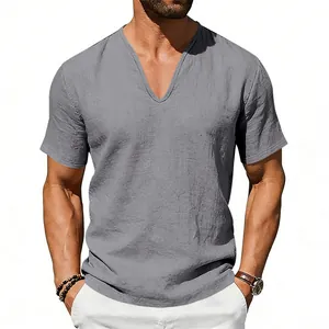 Vue détaillée du col en V profond et de la texture en lin d'un t-shirt gris pour hommes