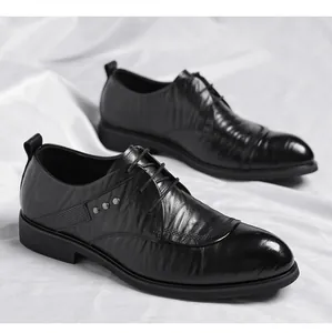 Seitenansicht schwarzer Business-Lederschuhe mit Faltenstruktur und Metalldetails