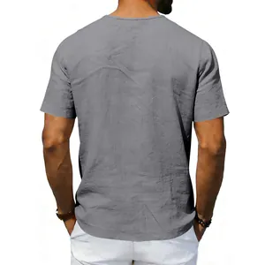 Vue arrière détaillée d'un t-shirt décontracté en lin gris pour hommes avec texture