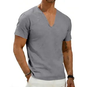 Détail d'un t-shirt gris en lin à col en V profond pour homme, style décontracté d'été