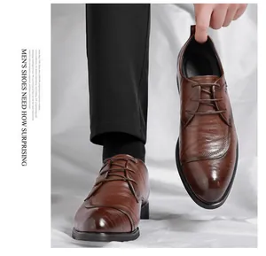 Nahaufnahme eleganter brauner Business-Leder-Schnürschuhe mit spitzer Kappe für Herren im Detail