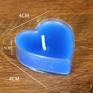 Detaillierte Ansicht einer blauen herzförmigen Teelichtkerze mit 4 cm x 1,5 cm Maßen