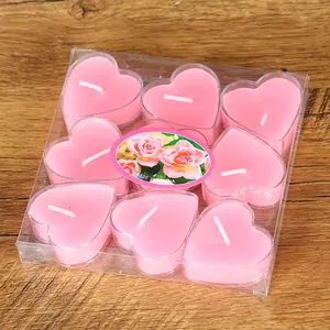 Detailansicht von neun rosa herzförmigen Teelichtern in einer klaren PVC-Verpackung