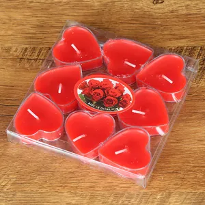 Detailansicht von 9 roten herzförmigen Teelichtern in einer klaren PVC-Verpackung