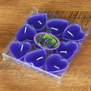 Set mit 9 lila herzförmigen Teelichtern in einer transparenten PVC-Geschenkbox