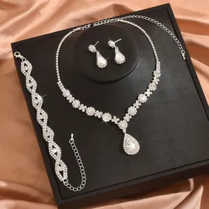 Elegante set di gioielli da sposa in strass argentati con collana a goccia e bracciale