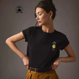 Model im schwarzen T-Shirt aus 100 % Baumwolle mit kreativen schmelzenden Smiley-Icons.