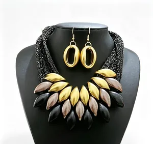 Parure de bijoux bohème comprenant un collier tressé multicouche et des boucles d'oreilles.