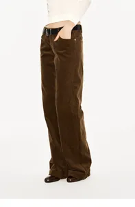 Vue détaillée d'un pantalon large en velours côtelé marron pour femme