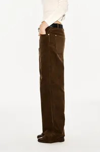 Vue latérale détaillée d'un pantalon vintage en velours côtelé marron pour femme style Maillard