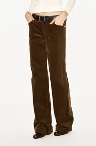 Gros plan sur le pantalon en velours côtelé marron vintage pour femme, coupe droite