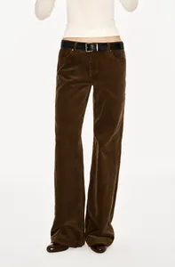 Vue détaillée d'un pantalon vintage en velours côtelé marron pour femme avec ceinture noire.