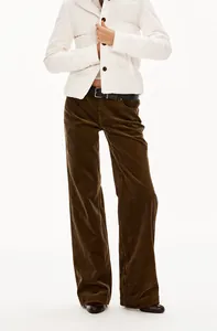 Détail d'un pantalon vintage en velours côtelé marron à jambe droite sur un mannequin