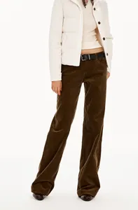 Vue détaillée d'un pantalon en velours côtelé marron vintage à jambe droite pour femme.