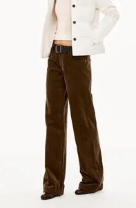 Détail d'un pantalon droit en velours côtelé marron au style rétro Maillard