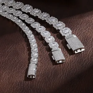 Primer plano detallado de una pulsera de cadena hip hop de circón plateado de 7mm