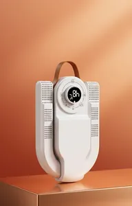 Dettaglio di un asciugascarpe bianco portatile con manopola timer e cinturino in pelle.