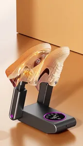 Detailansicht elektrischer Schuhtrockner mit Sneakers und 360°-Warmluftzirkulation.