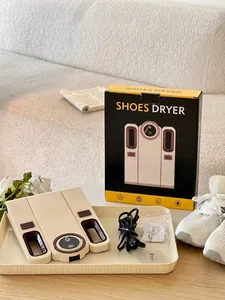 Dettaglio dell'asciuga scarpe elettrico con cavo staccabile e gancio adesivo a muro