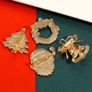 Vue détaillée montrant le dos de l'épingle de sûreté de ces broches de Noël dorées