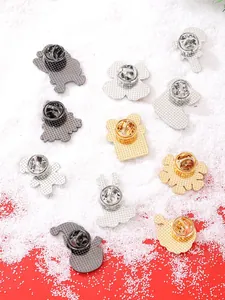 Vue détaillée des attaches papillon sur diverses broches et épingles de Noël en métal doré