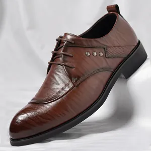 Klassische dunkelbraune Herren-Leder-Business-Schuhe mit stilvollen Nietendetails