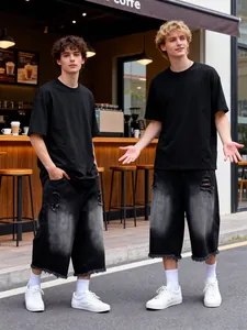Primo piano dei pantaloncini in denim nero vintage con sfumatura e bordi a vivo.