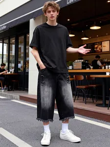 Modello che indossa pantaloncini di jeans sfrangiati vintage in un caffè urbano