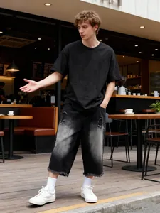 Pantaloni cropped in denim lavato sfumato vintage con bordi a vivo e dettagli usurati