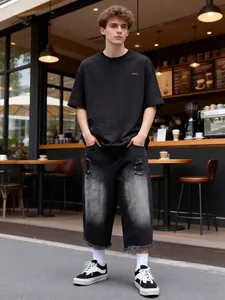 Pantaloncini in denim nero lavato vintage con orli a vivo e dettagli usurati in stile lifestyle.