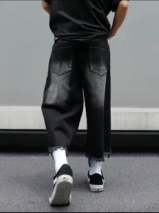 Pantaloni cropped in denim nero lavato vintage americano con bordo a taglio vivo alla moda