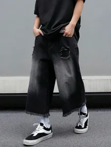 Pantaloncini di denim nero lavato vintage con finitura sfumata e bordi sfilacciati neri