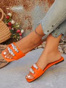 Sandales plates orange élégantes pour femmes avec boucles en strass étincelantes.