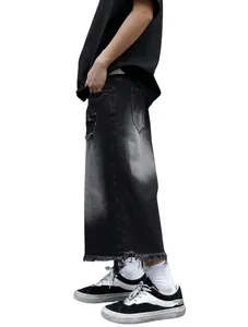 Pantaloncini in denim nero lavato vintage a gamba larga con orlo sfilacciato da uomo