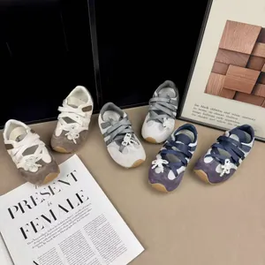 Tre varianti di sneaker da bambina in mesh stile balletto con ciondoli di perle e nastri