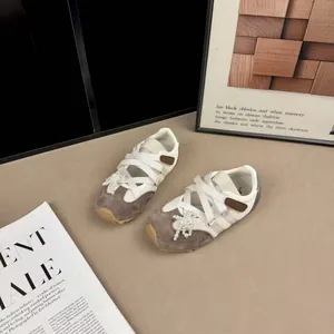Dettaglio di scarpe da ginnastica balletto per bambina con rete e decoro di perle