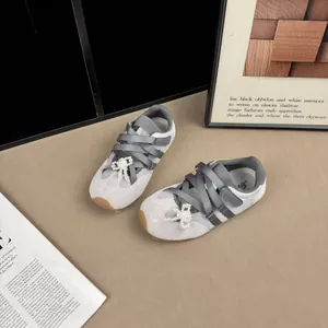 Eleganti sneakers GAT in mesh stile ballerine da bambina con lacci in nastro e ciondoli di perle