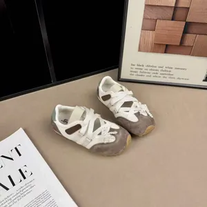 Primo piano di scarpe trainer stile ballerina per bambini traspiranti con perle