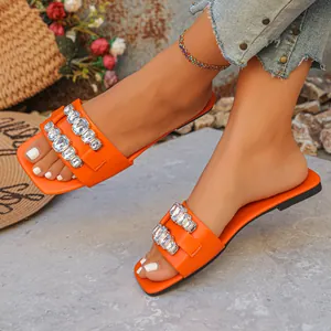 Sandales plates orange vif à la mode pour femmes avec ornements en strass étincelants