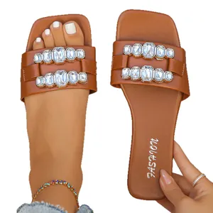 Sandales plates marron élégantes pour femmes avec boucles en cristal et bout carré à la mode