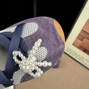 Primo piano della doppia rete traspirante e del fiore di perle sulle sneakers bimba