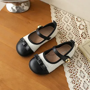Vue détaillée de chaussures de princesse Mary Jane pour filles, noir et blanc, billes dorées.