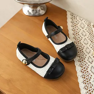 Vue détaillée des chaussures Mary Jane en tweed noir et blanc pour filles avec nœud
