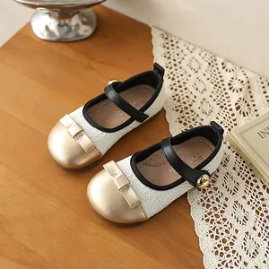 Détail de chaussures de princesse pour filles avec tweed blanc et bout doré brillant