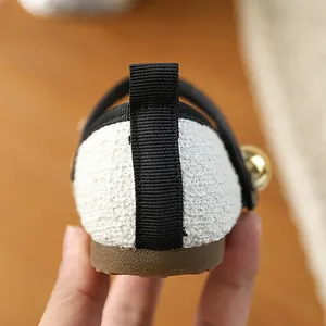 Vue détaillée du talon de chaussures de princesse en tweed pour filles, semelle souple