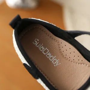 Vue rapprochée de la semelle intérieure douce et des coutures des chaussures filles