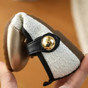 Détail de la semelle en caoutchouc souple et flexible des chaussures de princesse en tweed doré.