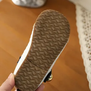 Détail de la semelle de chaussure pour enfant avec texture ondulée antidérapante